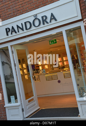 Pandora shop, Henley Street, Stratford-upon-Avon, Warwickshire, Inghilterra, Regno Unito Foto Stock