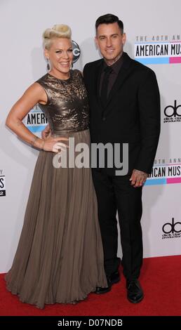 Nov. 18, 2012 - Los Angeles, California, Stati Uniti d'America - Nov 18, 2012 - Los Angeles, California, Stati Uniti d'America - cantante Pink, marito CAREY HART presso l'American Music Awards 2012 - Tappeto Rosso presso il Nokia Theater. (Credito Immagine: © Paul Fenton/ZUMAPRESS.com) Foto Stock