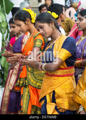 Indian ragazze in costumi tradizionali danze ad un festival per le strade di Puttaparthi. Andhra Pradesh, India Foto Stock