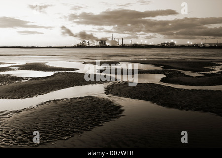 Vista attraverso la bocca del Fiume Tees verso le acciaierie a Redcar, Cleveland, England, Regno Unito Foto Stock