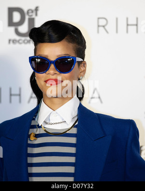 Rihanna assiste le luci di Natale di accendere al Westfield Stratford City il 19/11/2012 presso la città di Stratford, Londra. Persone nella foto: Rihanna. Rihanna eseguita materiale dal suo nuovo album 'inguaribile" come parte di una esclusiva libera evento di Natale.Il 24-anno-vecchi attori ha preso la fase in Cherry Park entro il Westfield Stratford City nella parte anteriore dei tifosi e dei giovani ambasciatori da Westfield Natale beneficenza partner, salvare i bambini. Foto di Julie Edwards Foto Stock