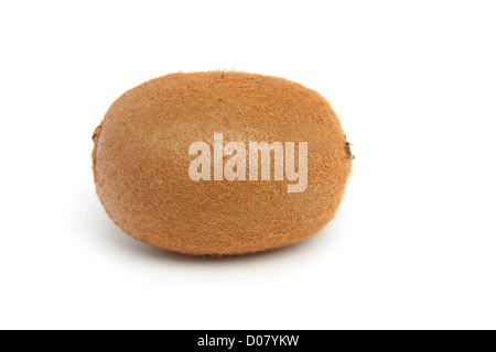 Un intero kiwi isolati su sfondo bianco Foto Stock