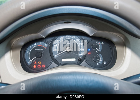 Close-up di un cruscotto di un'auto, Delhi, India Foto Stock