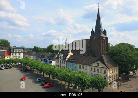 Altes Rathaus und katholische Peterkirche Am Marktplatz in Krefeld-Uerdingen, Niederrhein, Renania settentrionale-Vestfalia Foto Stock