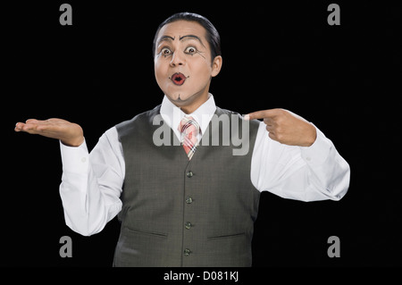 Close-up di un mime eseguire magia trucco Foto Stock