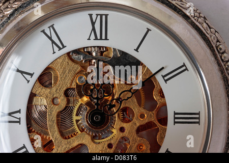 Orologio da tasca ornato di mani e di vedere attraverso la faccia stretta fino Foto Stock