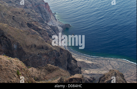 La vista dal Mirador de Isora, El Hierro, Isole Canarie, Spagna. Il mare a pila è Roque de la Bonanza, un punto di riferimento locale Foto Stock