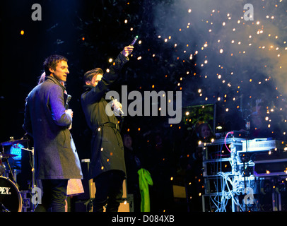 Arthur Darvill e Matt Smith del medico che accende le luci di Natale a Cardiff con il suo cacciavite sonico Cardiff Wales - Foto Stock