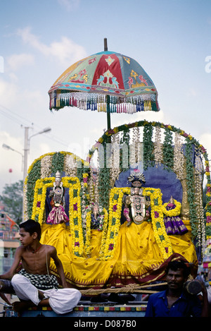 Divinità Urchava- kasi Viswanatha e Visalakshi durante il festival Mahamaham in Kumbakonam,Tamil Nadu, India Foto Stock