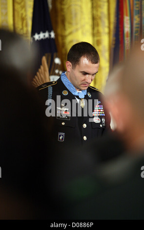 Il presidente Barack Obama awards Sergeant del personale Salvatore Giunta, U.S. Esercito è premiato con la medaglia d'onore in occasione di una cerimonia che si terrà in Foto Stock