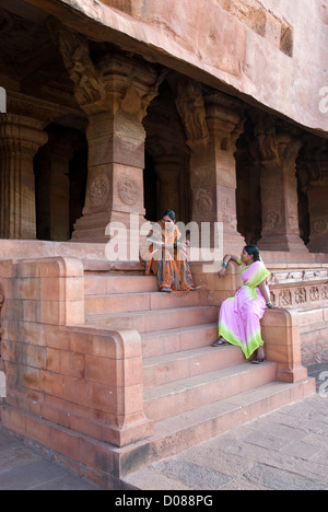 Grotta 3-dedicato a Vishnu, è il più grande e il più elaborato a Badami, Karnataka, India Foto Stock