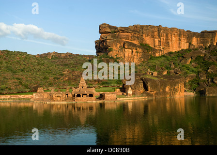 Templi Bhutanatha - vicino alla sponda orientale dell'antico lago Agasthya in Badami,Karnataka, India Foto Stock