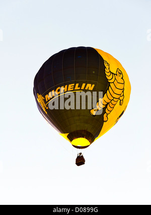 La Michelin Mongolfiera deriva in un chiaro pomeriggio soleggiato cielo sopra Cheshire England Regno Unito Regno Unito Foto Stock