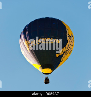 La Michelin Mongolfiera deriva in un chiaro pomeriggio soleggiato cielo sopra Cheshire England Regno Unito Regno Unito Foto Stock