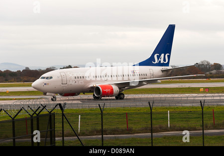 Scandinavian Airlines System SAS Boeing 737 aereo di linea di rullaggio all'Aeroporto Internazionale di Manchester Inghilterra England Regno Unito Regno Unito Foto Stock