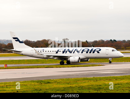 Finnair Embraer ERJ-190LR aereo di linea OH-LKO rullaggio all'Aeroporto Internazionale di Manchester Inghilterra England Regno Unito Regno Unito Foto Stock