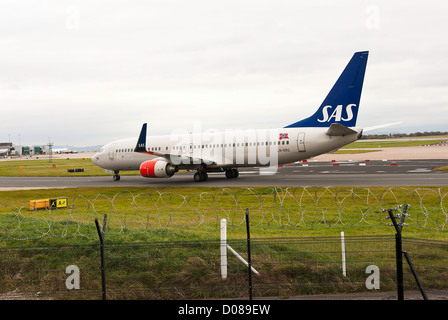 Scandinavian Airlines System SAS Boeing 737 aereo di linea di rullaggio all'Aeroporto Internazionale di Manchester Inghilterra England Regno Unito Regno Unito Foto Stock