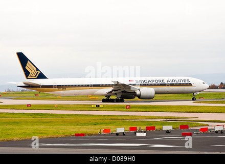Singapore Airlines Boeing 777-312ER aereo di linea 9V-SWS di rullaggio per la partenza all'Aeroporto di Manchester Inghilterra England Regno Unito Regno Unito Foto Stock