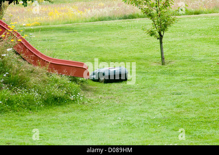 Husqvarna robot robotica Tosaerba Tosaerba per taglio di erba taglio del giardino hi tech Foto Stock