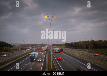 Dutch Autostrada A67 con camion e traffico di notte a Eindhoven nei Paesi Bassi Foto Stock