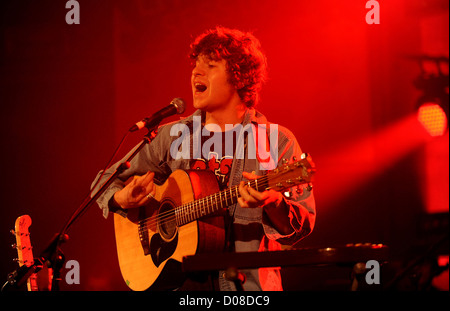 Luke Pritchard di The Kooks eseguendo in concerto presso la cappella dell'Unione durante il Mencap poco rumore di sessioni. Londra, Inghilterra Foto Stock