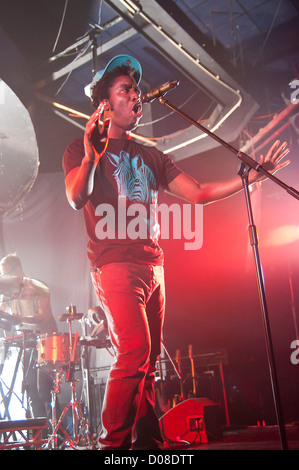 Kele Okereke esegue al Ritz. Manchester, Inghilterra Foto Stock