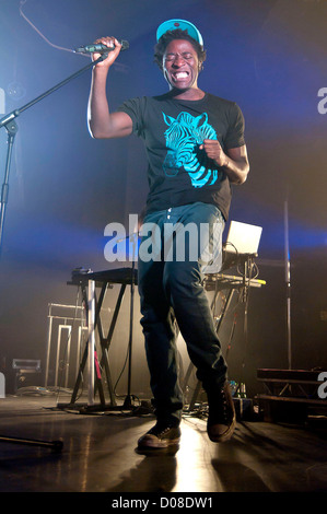 Kele Okereke esegue al Ritz. Manchester, Inghilterra - 18.11.10 Gary Stafford/ Foto Stock