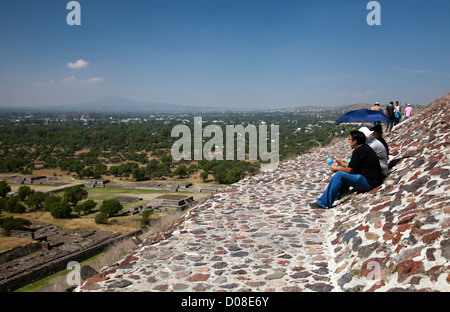 Guardando verso il basso dalla Piramide del Sole a Teotihuacan in Messico Foto Stock