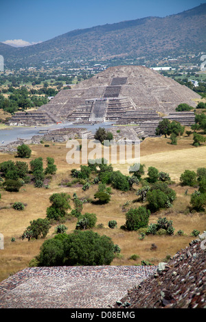 Guardando verso il basso dalla Piramide del Sole - Vista della Piramide della Luna a Teotihuacan in Messico Foto Stock