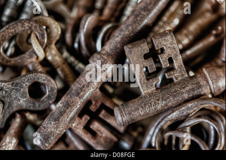 Collezione di vecchi utilizzati arrugginite e tasti lucido antique Victorian Edwardian meccanismo di rotazione blocco pergamena foxed Foto Stock