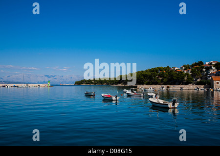 Baia di Porto di Jelsa città sull isola di Hvar Croazia Foto Stock