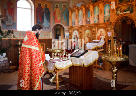 Sacerdote ortodosso durante la consacrazione nella Chiesa Foto Stock