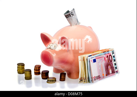 Salvataggio di un maiale è in piedi tra euro Banconote e monete Foto Stock