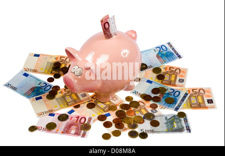Un completo salvataggio di maiale è in piedi tra euro Banconote e monete Foto Stock