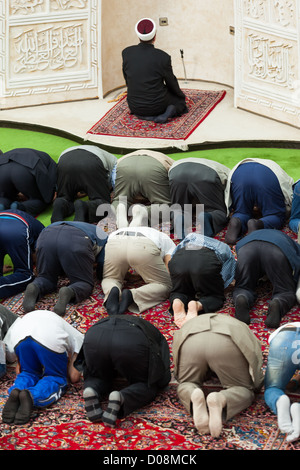 Zagabria, Croazia - 25 settembre 2012. Zagabria Imam pomeriggio leader di preghiera nella moschea di Settembre 25, 2012 a Zagabria in Croazia. Foto Stock