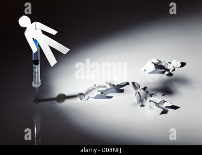 L'immagine concettuale su un tema della dipendenza da narcotici, un bianco sfondo riflettente. Foto Stock