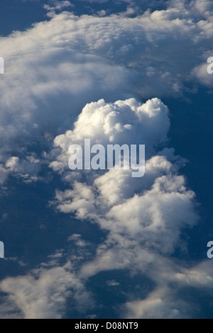 Vista aerea di nubi dal getto di passeggeri a 30.000 piedi Foto Stock