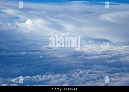 Vista aerea di nubi dal getto di passeggeri a 30.000 piedi Foto Stock