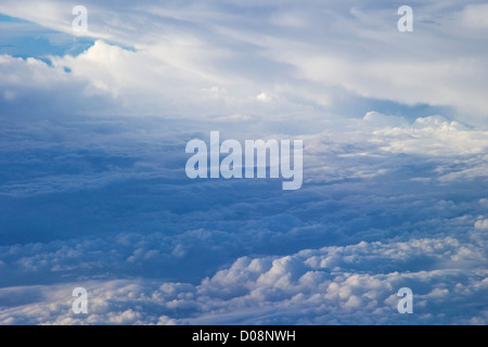 Vista aerea di nubi dal getto di passeggeri a 30.000 piedi Foto Stock