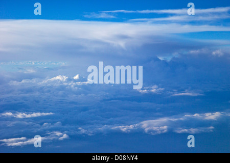 Vista aerea di nubi dal getto di passeggeri a 30.000 piedi Foto Stock