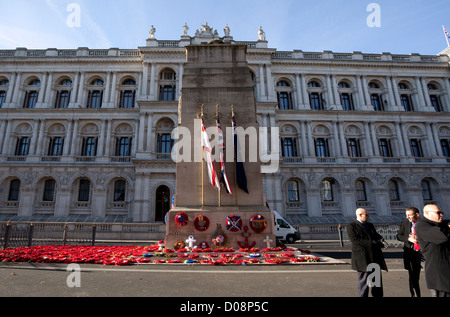 Il cenotafio, Whitehall, Londra - con ghirlande prevista sul Giorno del Ricordo Foto Stock