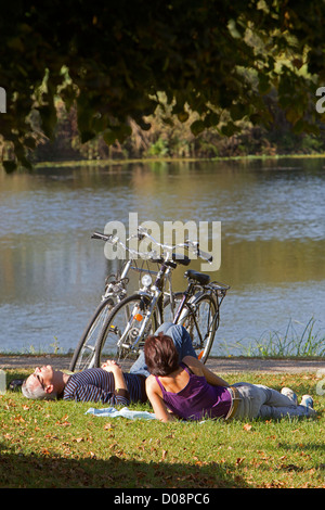 Paio di ciclisti rilassante lungo la "LOIRE A VELO' itinerario in bicicletta SAVONNIERES Indre-et-Loire (37) FRANCIA Foto Stock