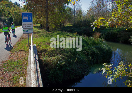 Strada CONDIVISA DA AUTO E MOTO "LOIRE A VELO' itinerario in bicicletta IL GRAND MOULIN VICINO A TOURS Indre-et-Loire (37) FRANCIA Foto Stock