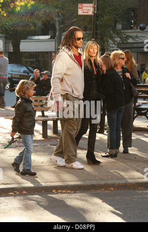 Ex giocatore di tennis e musicista, Yannick Noah è visto passeggiare nella città di New York con la moglie Isabelle Camus e il loro figlio, Foto Stock