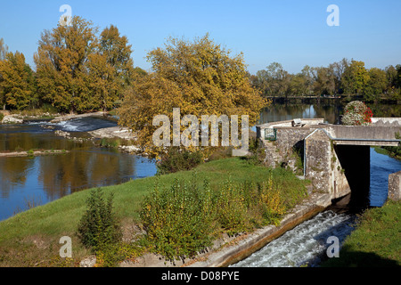 Il serbatoio e il piccolo ponte sul CHER IN AUTUNNO SAVONNIERES Indre-et-Loire (37) FRANCIA Foto Stock