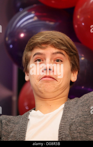 Cole Sprouse Disney stelle Dylan e Cole Sprouse ospitare un evento di raccolta fondi a beneficio del 'cavalcare un onda Fondazione' in milioni Foto Stock