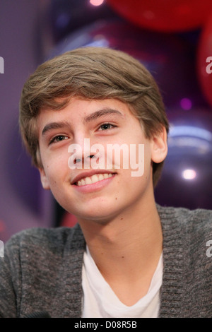 Cole Sprouse Disney stelle Dylan e Cole Sprouse ospitare un evento di raccolta fondi a beneficio del 'cavalcare un onda Fondazione' in milioni Foto Stock