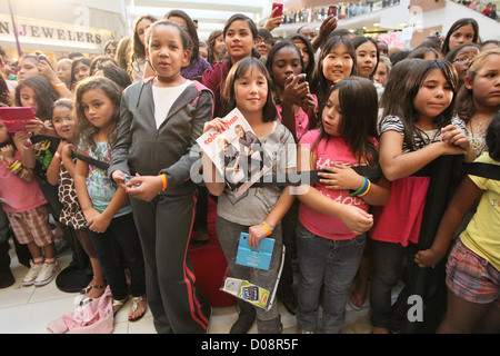 Atmosfera Disney stelle Dylan e Cole Sprouse ospitare un evento di raccolta fondi a beneficio del 'cavalcare un onda Fondazione' in milioni di Foto Stock