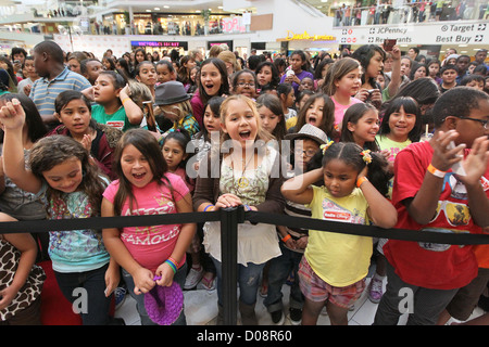 Atmosfera Disney stelle Dylan e Cole Sprouse ospitare un evento di raccolta fondi a beneficio del 'cavalcare un onda Fondazione' in milioni di Foto Stock
