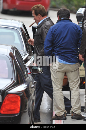 Arnold Schwarzenegger fuori per pranzo in Santa Monica Santa Monica, California - 20.11.10 Foto Stock